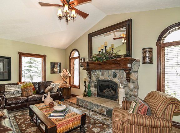 4th image of 3810 Shoreline Dr