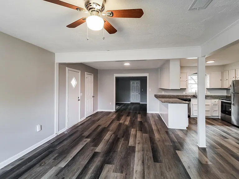 1678182_017_living_room_13484824.jpg
