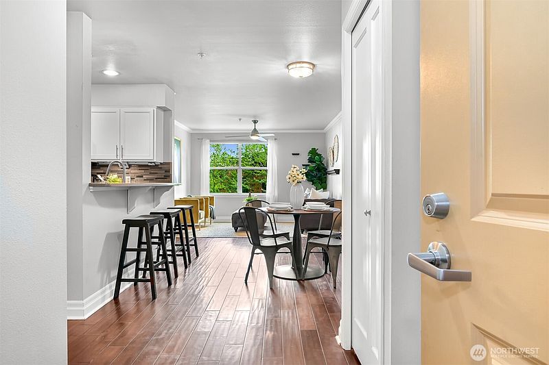 4th image of 960 Harris Avenue #305