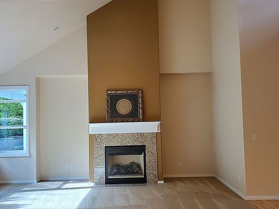 LR w/vaulted ceiling