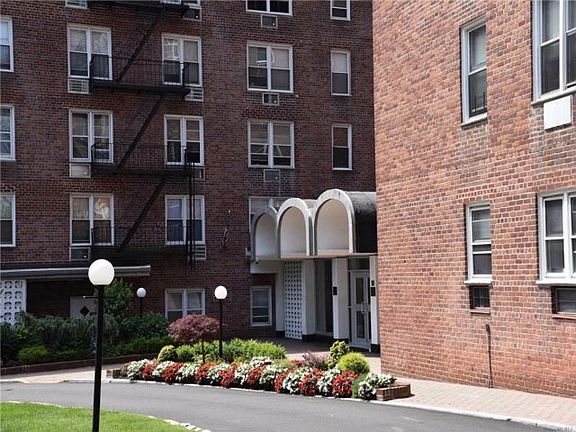 2nd image of 5440 Little Neck Pkwy APT 6K