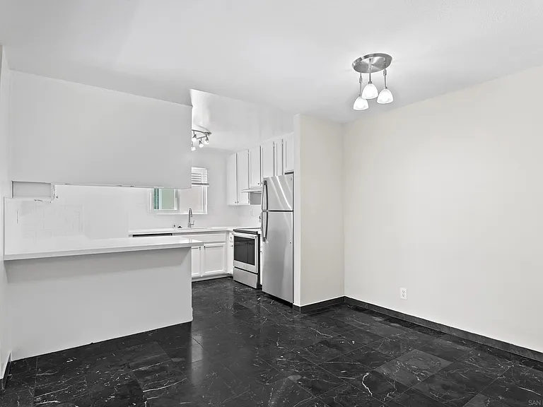 512 Sandalwood Pl #7 — Photo 3