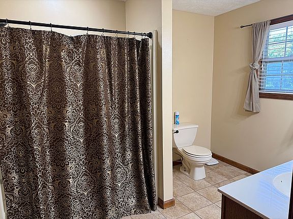 4th image of 606 Campbell Ln