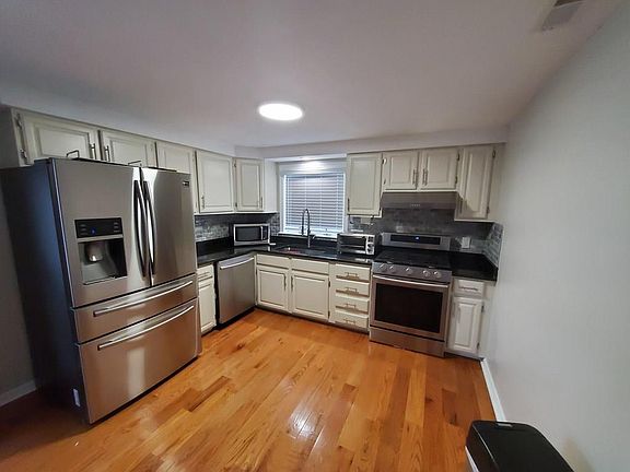 2nd image of 19 Argyle St Unit 2