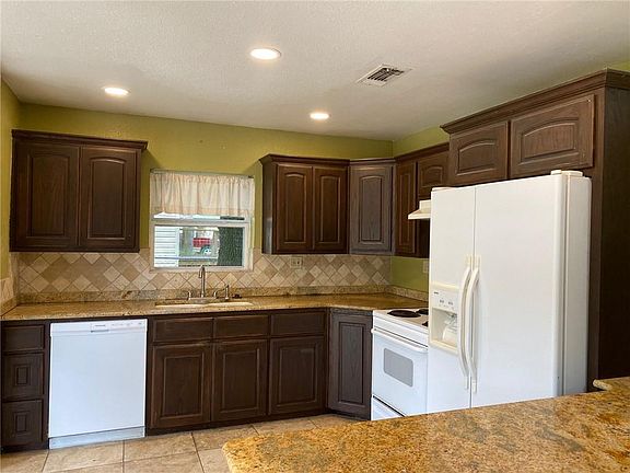 2nd image of 908 Sherwood Forest Dr