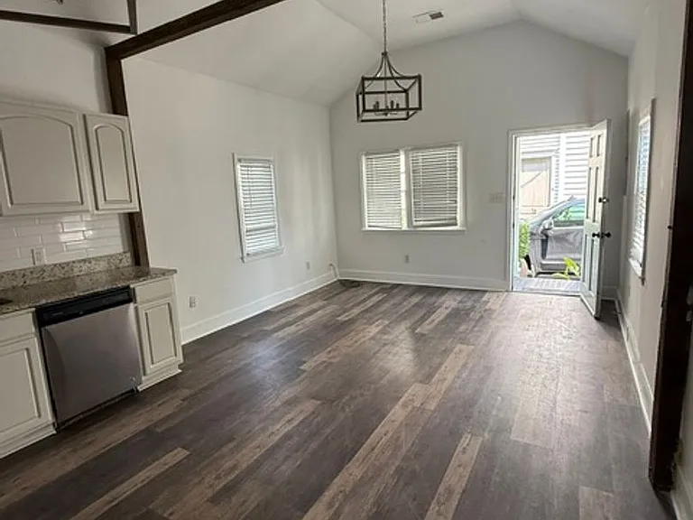 Awesome Three Bedroom One Bath Home - Downtown Charleston - Excellent Location! — Photo 9