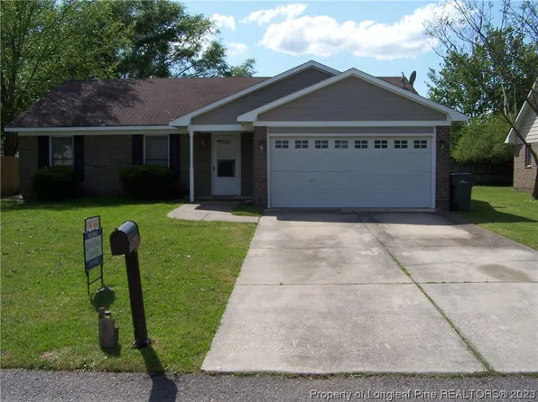 2906 Kingfisher Dr, Hope Mills, NC 28348