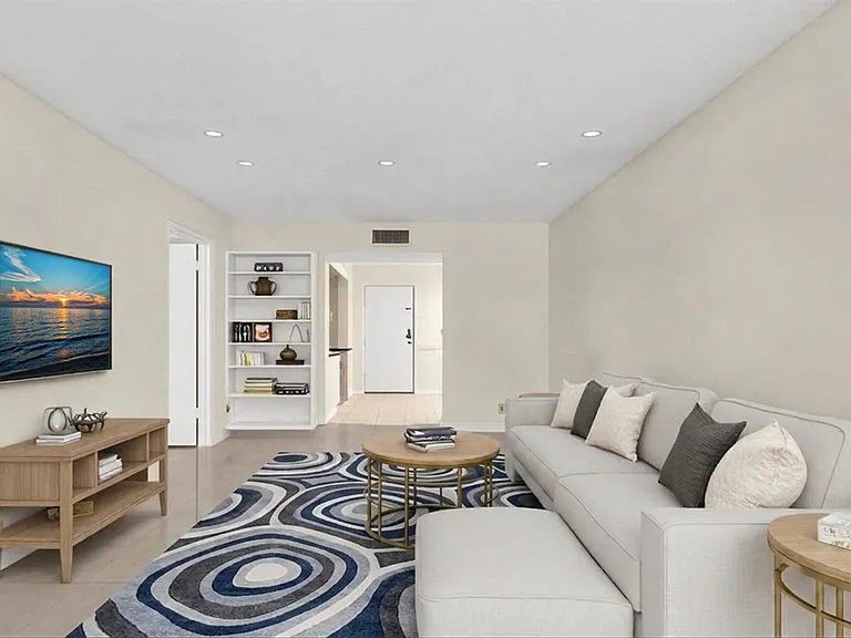 470 NW 20th St — Photo 11