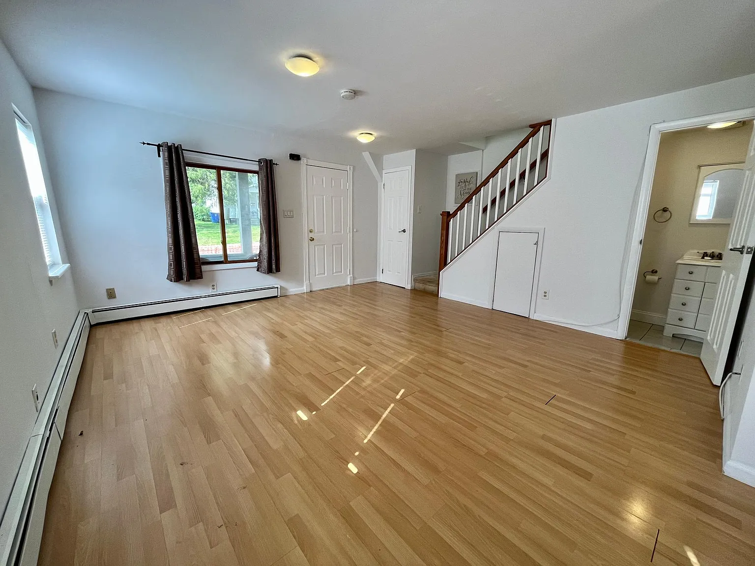 3 bed, 1.5 bath, 1035 sqft, $2,500 — Photo 2