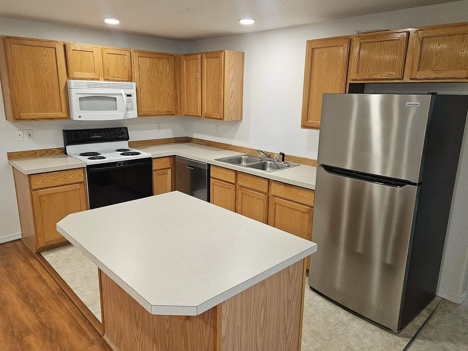 2521 NW Cedar Ave — Photo 3