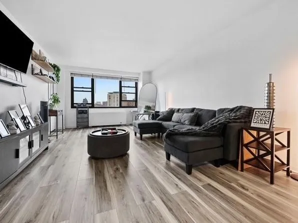 61-20 Grand Central Pkw image 8 of 15