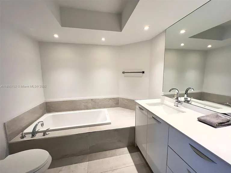 1000 W Island Blvd #2412 — Photo 31