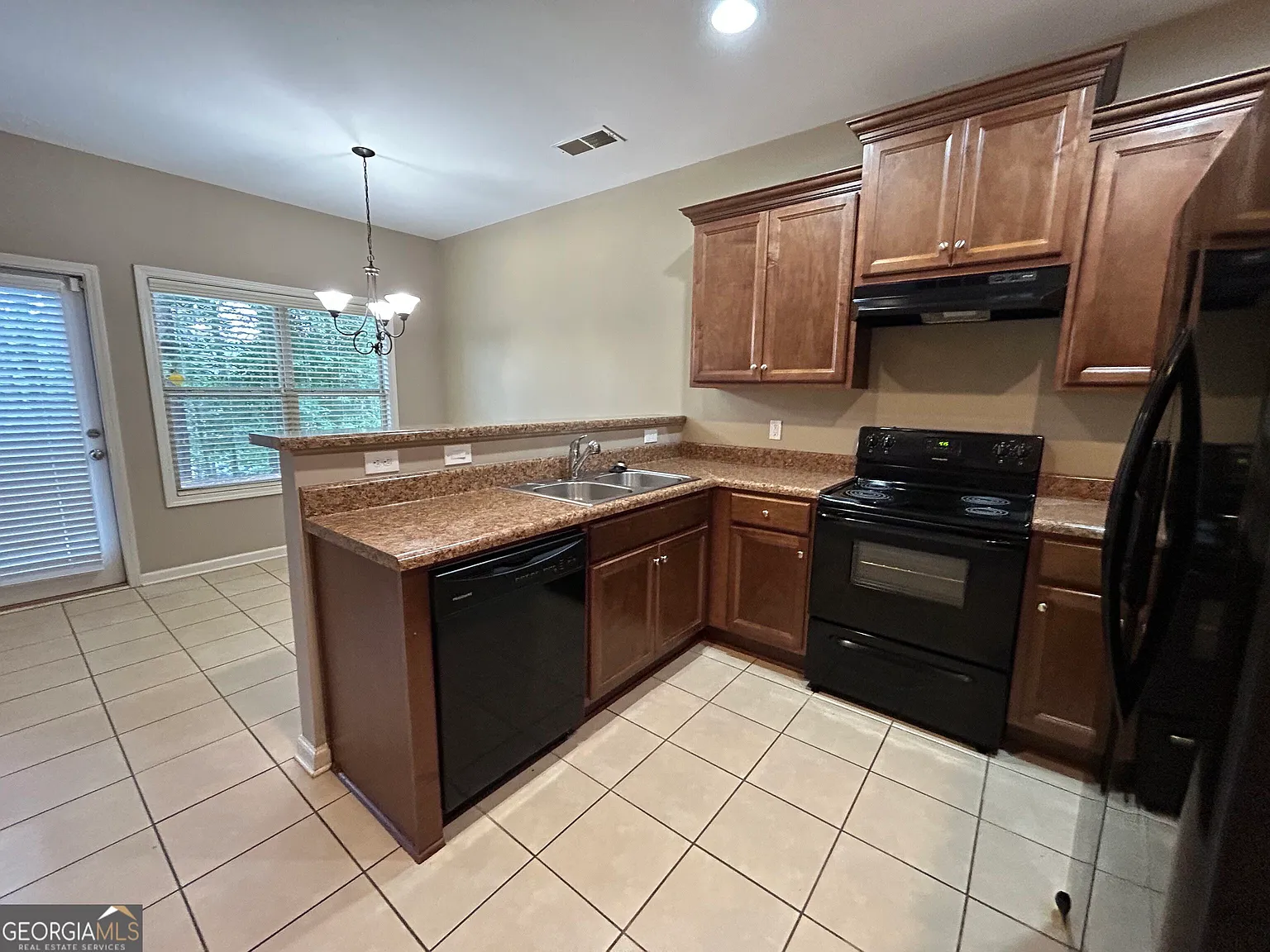 3 bed, 2.5 bath, 1634 sqft, $1,845 — Photo 3