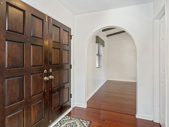 4th image of 630 Country Club Ave NE