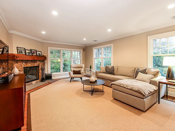 4th image of 14 Evergreen Ln