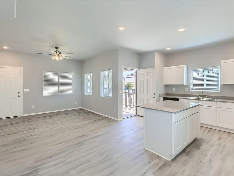 7010 N 80th Ave — Photo 12