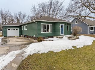 516 3rd St SE, Hallock, MN 56728