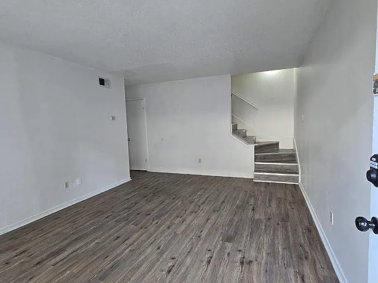 308 Duke Dr #B — Photo 7
