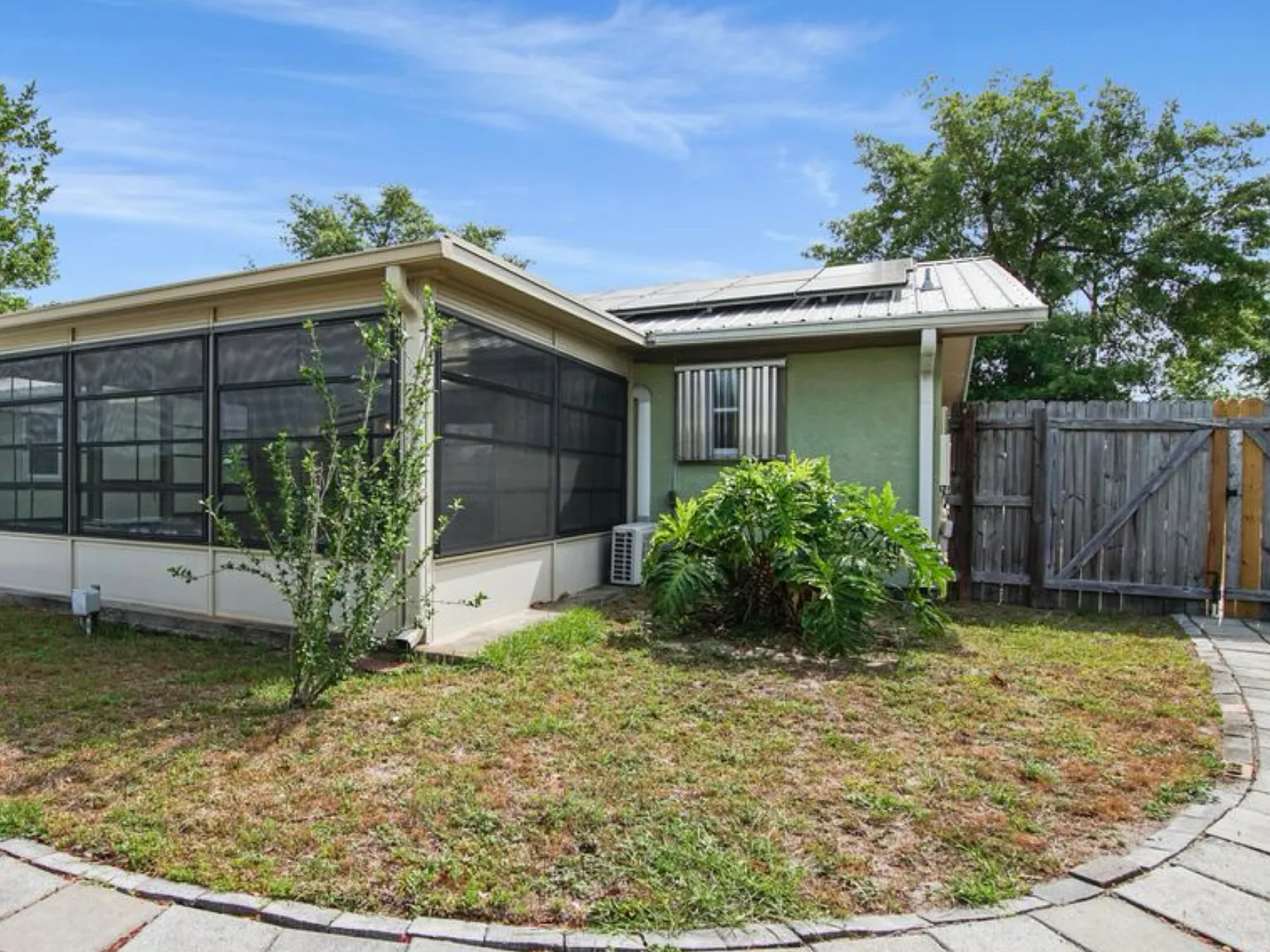 3 bed, 1420 sqft, $2,400 — Photo 2