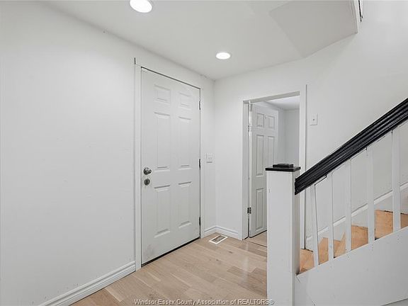 5th image of 521 Brock St