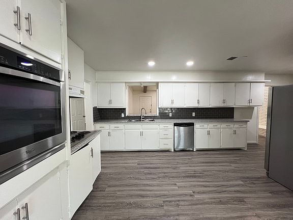 Large kitchen; perfect for a removable island