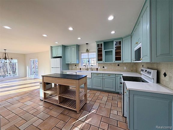2nd image of 1648 Yorkshire Rd