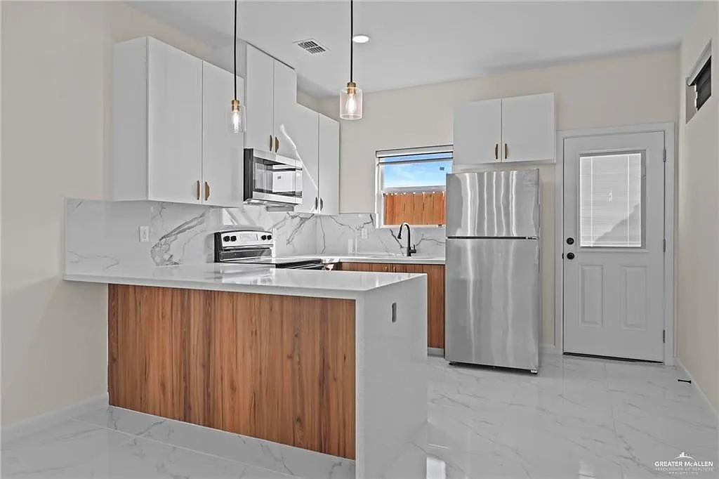 3 bed, 2.0 bath, 1161 sqft, $1,400 — Photo 3