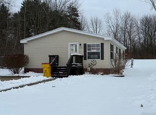 11359 N Lake Dr, Fenton, MI 48430