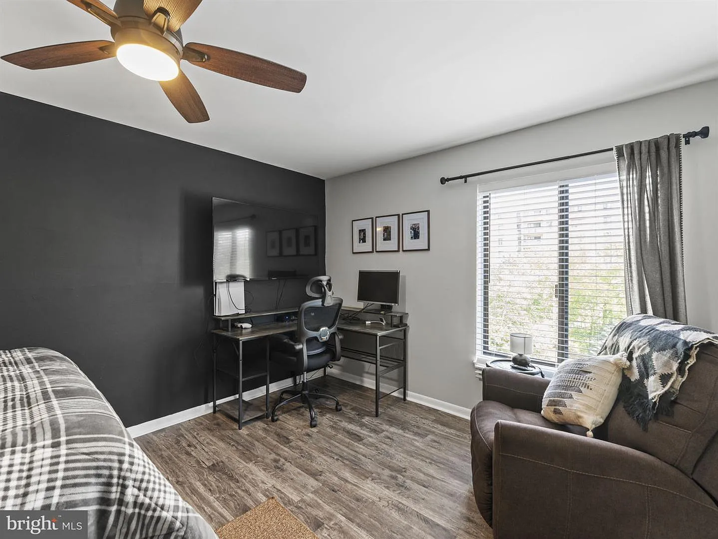 Welcome to the Woodlake Towers high rise! — Photo 3