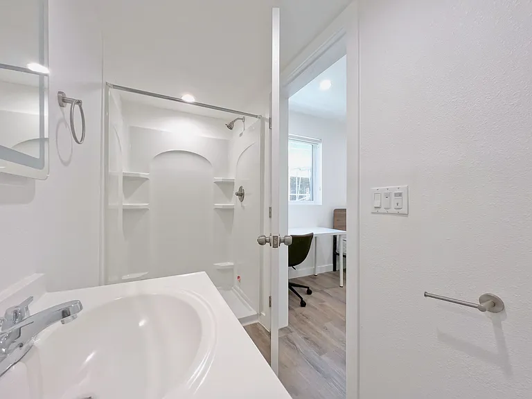 1368 W 35th St #8 — Photo 7
