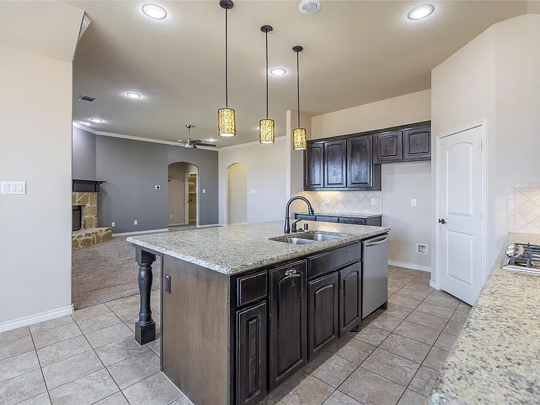 637 Peach Ln — Photo 7