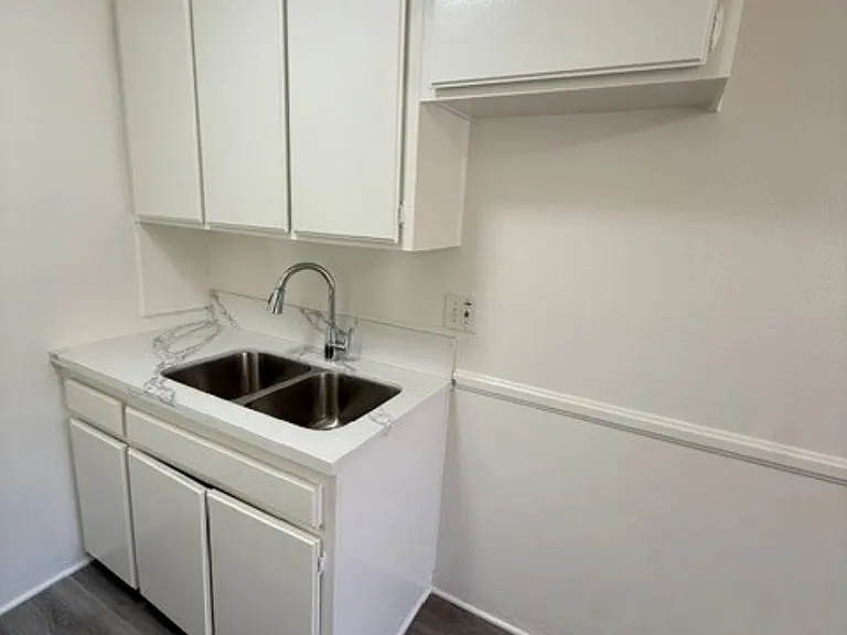 Marquis Apartments — Photo 31