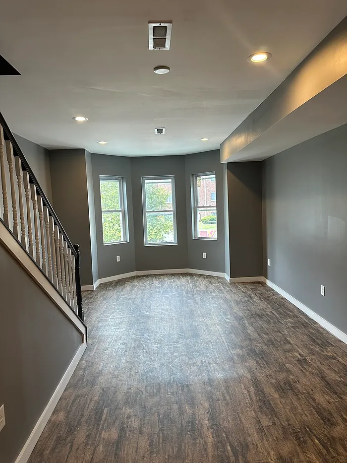 Building Photo - 2407 W North Ave #1
