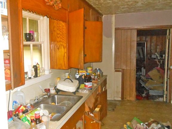 2nd image of 318 W Hart Ave