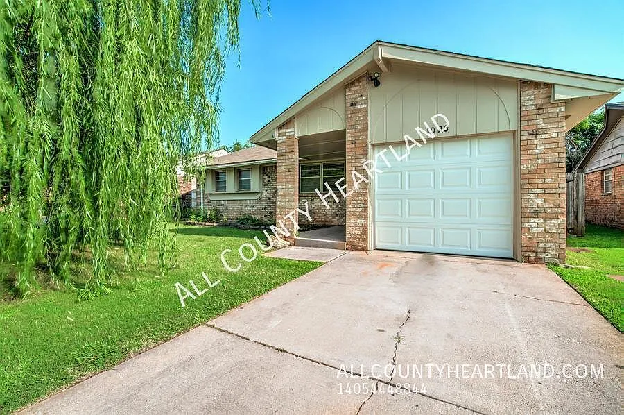Beautiful 3-Bedroom Home with Modern Updates & Convenient Moore Location! — Photo 1