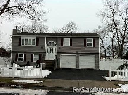 Wide line ranch : 2 car garage and driveway with double gate on side