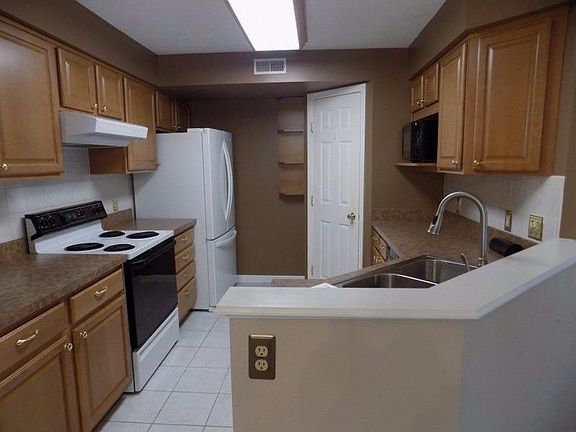 5th image of 7550-201 Waterford Cir