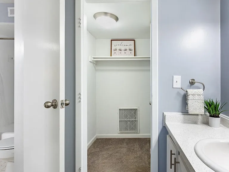 Yester Oaks Apartments — Photo 37