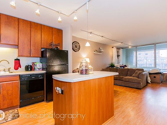 3rd image of 1961 N Lincoln Ave #305