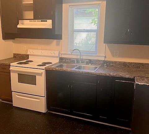 3rd image of 904 Douglas Ave