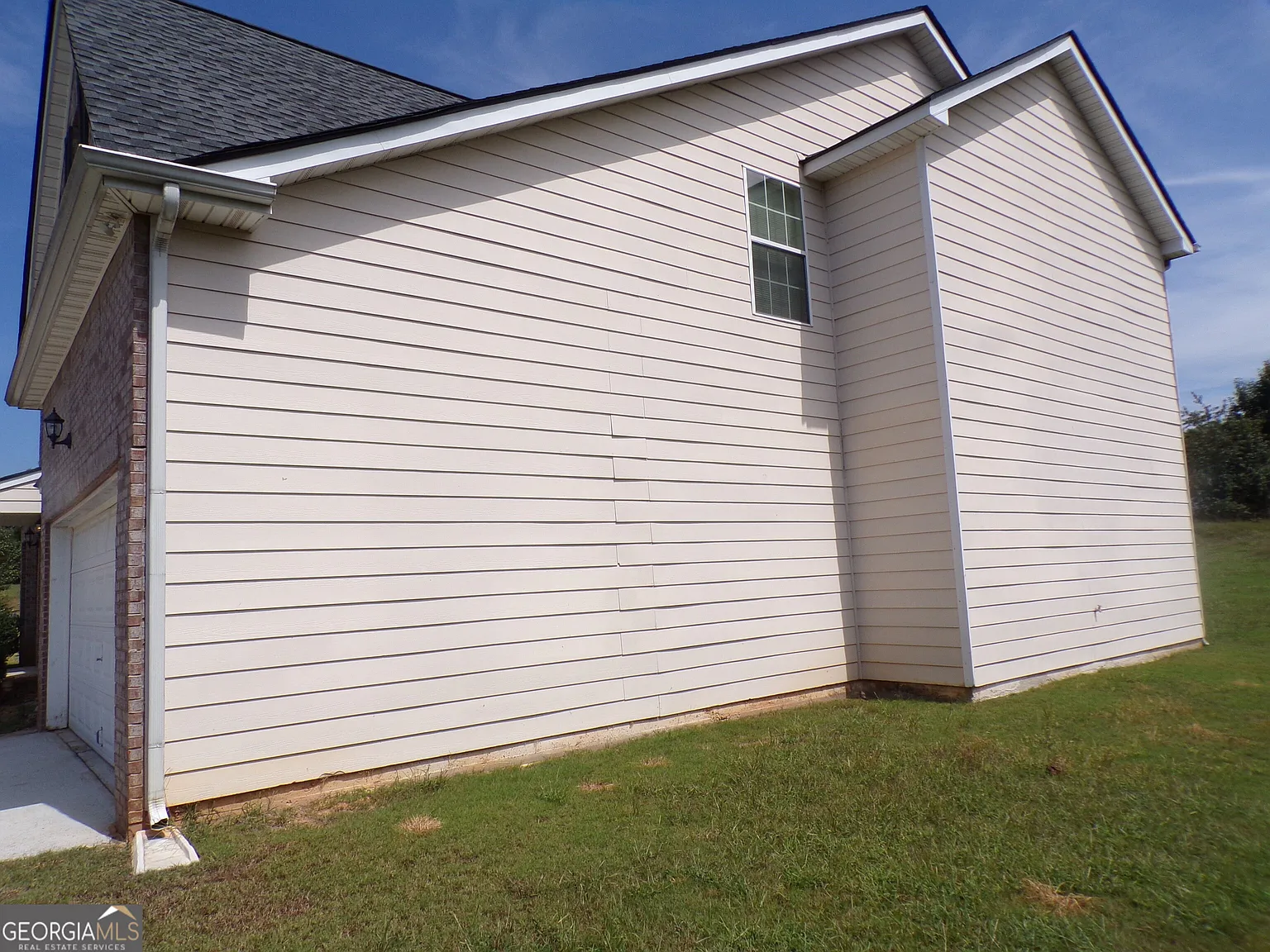 5 bed, 3.0 bath, 3356 sqft, $2,300 — Photo 4