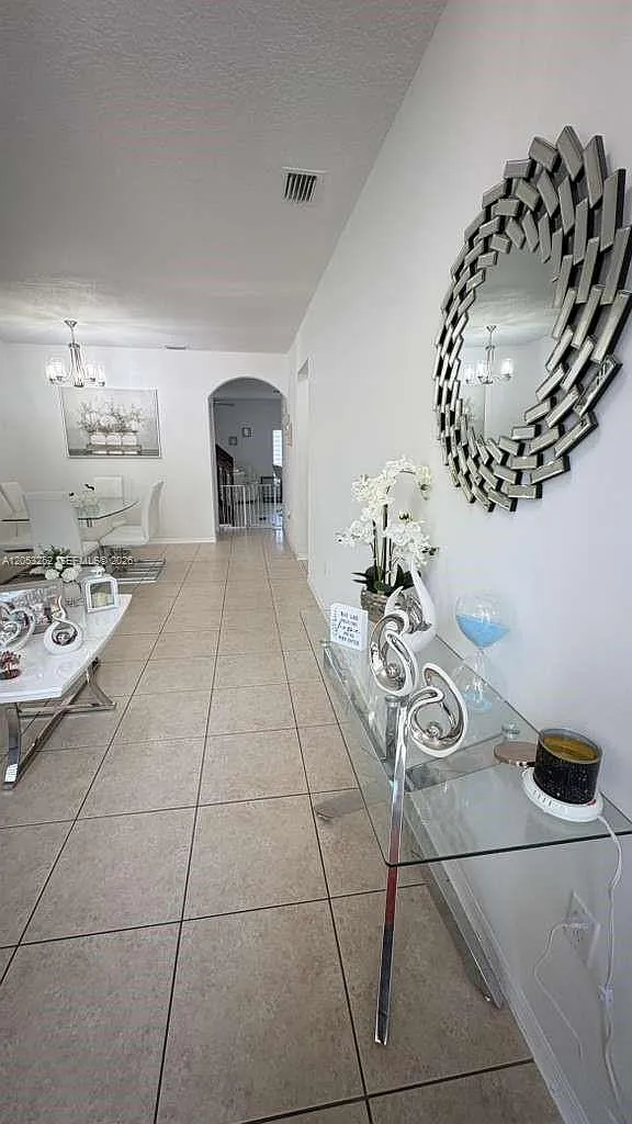 Towngate Condo Seven — Photo 1