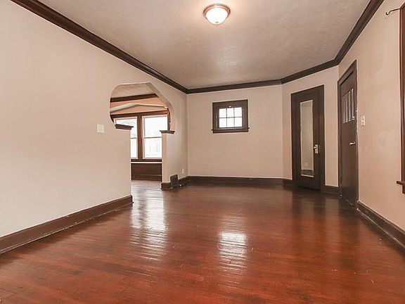 5th image of 10310 Russell Ave