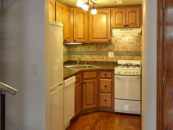 4th image of 319 W 75th St #2B