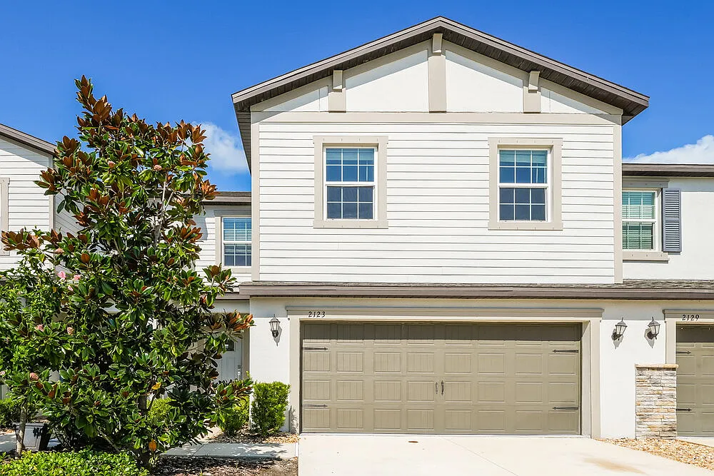 3 bed, 2.5 bath, 2318 sqft, $2,510 — Photo 1