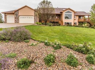 26172 Sunset Bluff Dr, Canistota, SD 57012