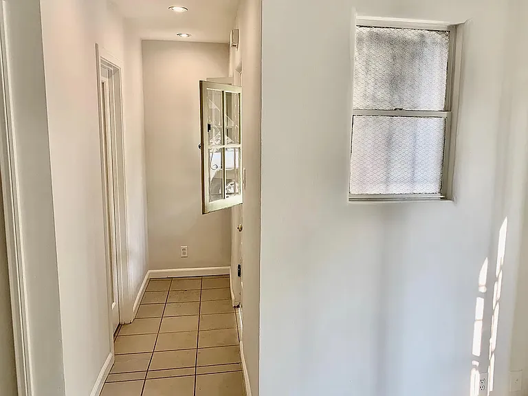 1334 N Laurel Ave — Photo 3