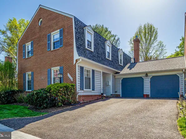 10226 Democracy Ln, Potomac, MD 20854