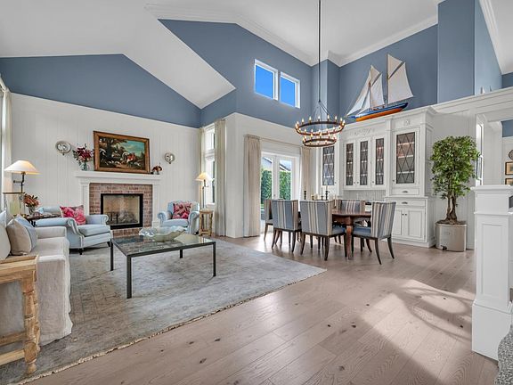 3rd image of 121 N Newport Drive