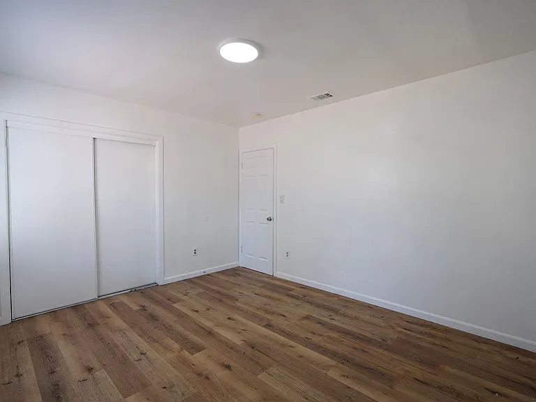 604 W 10th St — Photo 32